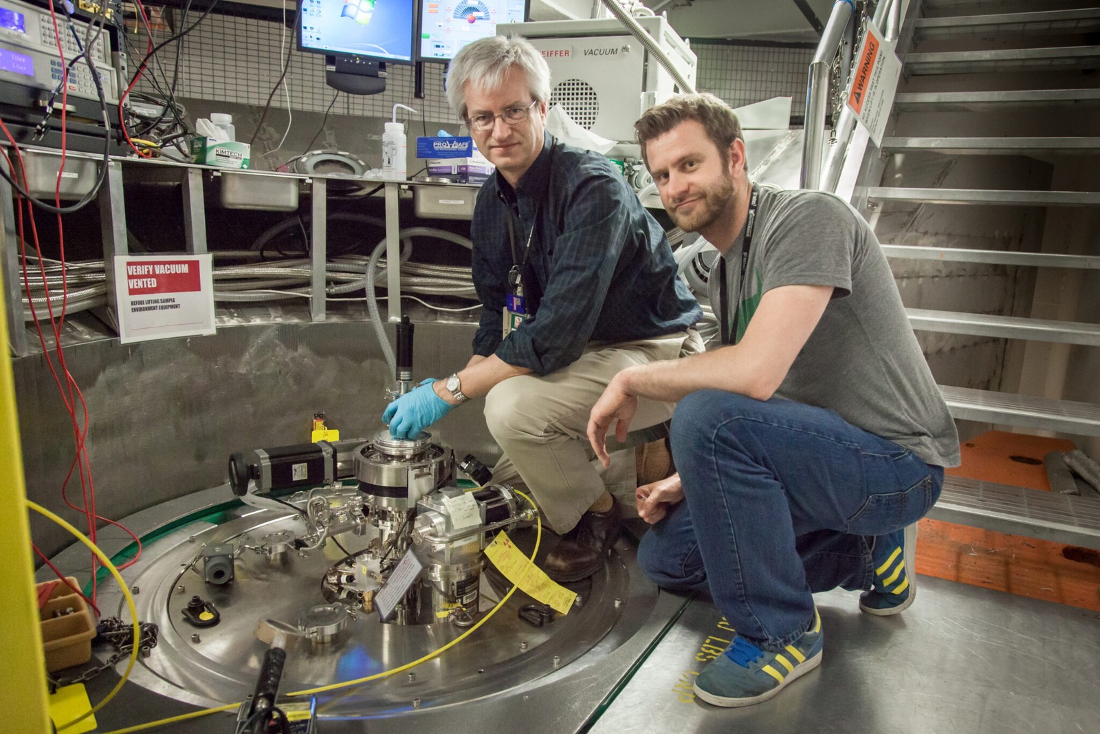 Naukowcy (prof. Janoschek po prawej) podczas wprowadzania próbki w Spallation Neutron Source
