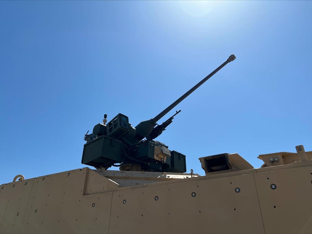 Pancerny sprzęt do niszczenia dronów, czyli ZSMU R800S na transporterze AMPV Armii USA