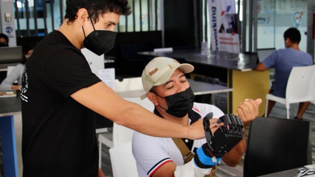 Tanie protezy z plastikowych butelek. Ten inżynier zainspirował się Gwiezdnymi Wojnami