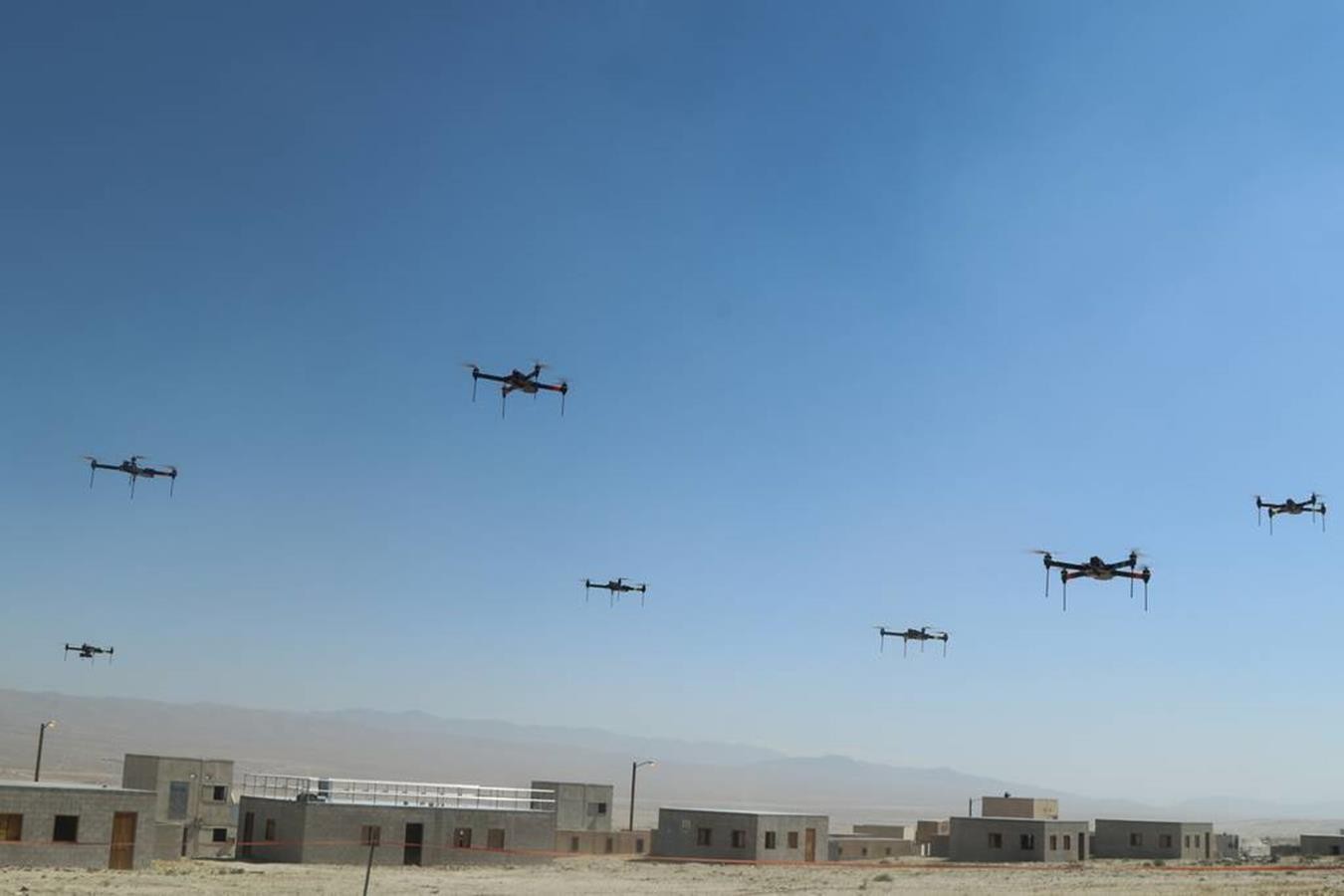 Nadchodzą testy największego roju dronów w wykonaniu Armii USA