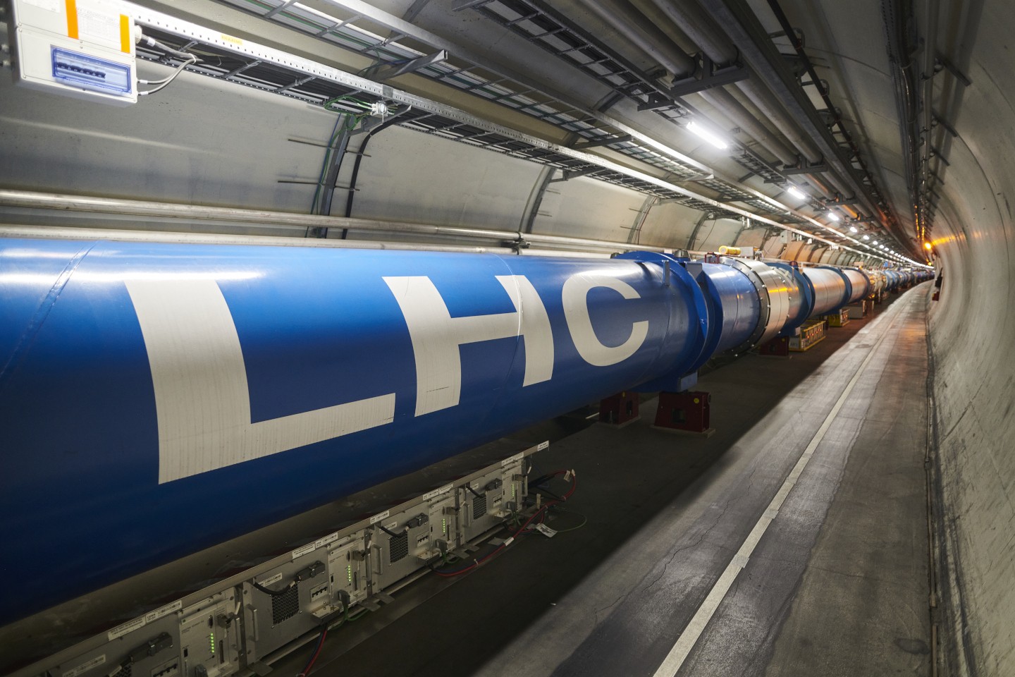Wielki Zderzacz Hadronów wraca po trzech latach i już bije pierwszy rekord