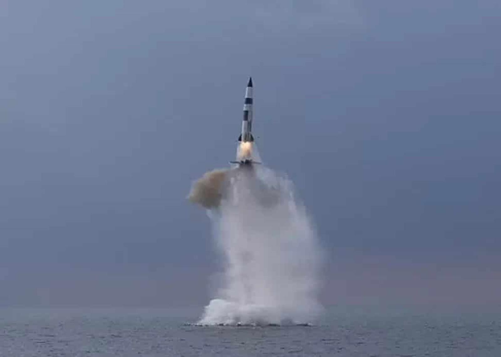 Północnokoreański balistyczny pocisk wystrzelony z okrętu podwodnego