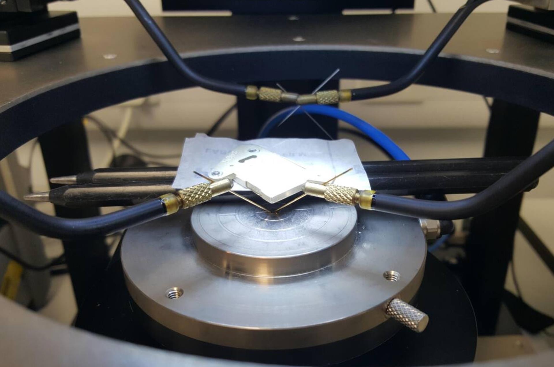 Sztuczne neurony zasilane bateriami, baterie trytowe,