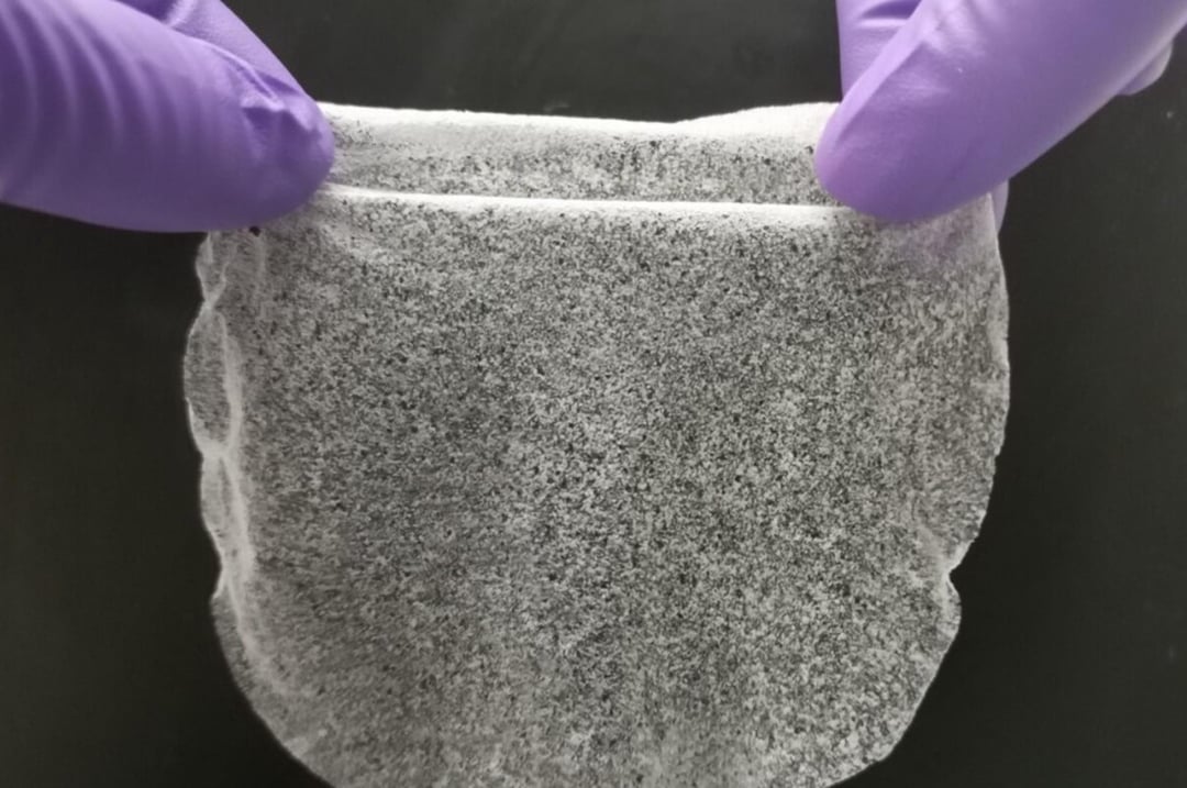 Ta folia żelowa zapewnia kilka litrów wody pitnej dziennie. Wysysa ją nawet z suchego powietrza