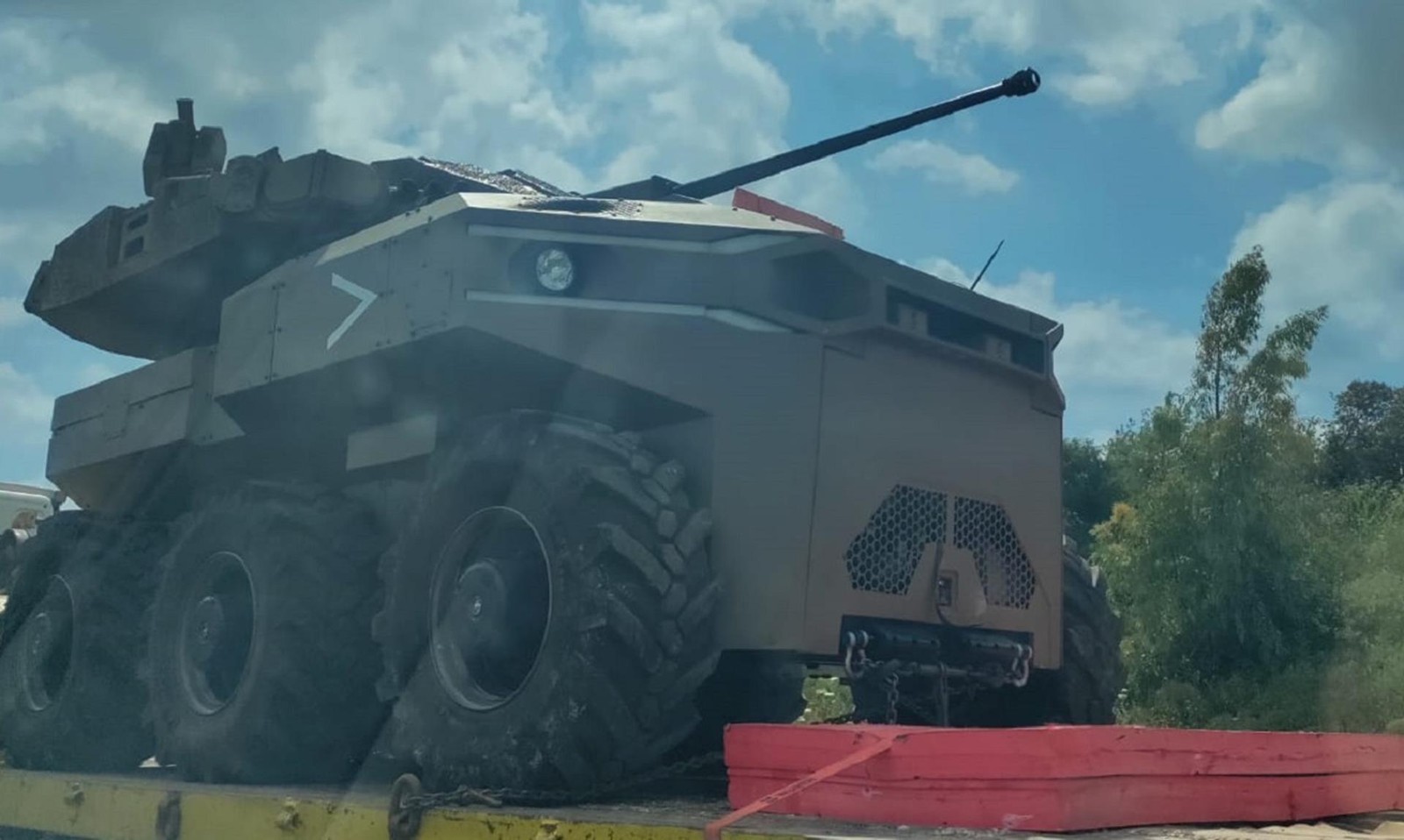 Tajemniczy uzbrojony robot naziemny na izraelskich drogach, bezzałogowy mini-czołg