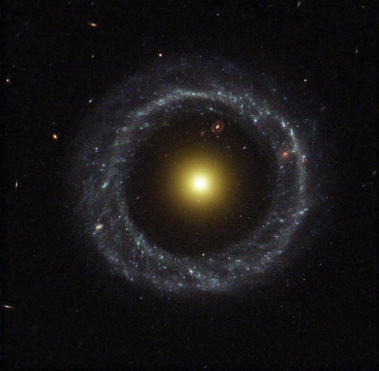 Obiekt Hoaga to naprawdę niezwykła galaktyka. Posłuchajcie jej brzmienia
