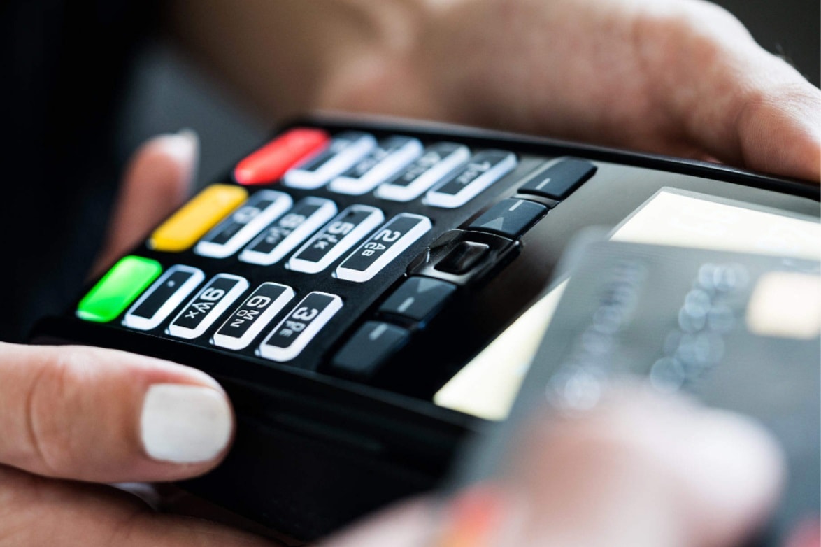 Płatności zbliżeniowe w Polsce coraz popularniejsze. W 2021 roku zdominowały rynek