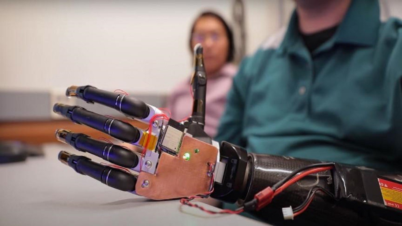 Robotyczna dłoń kontrolowana myślami. A to wszystko dzięki sztucznej inteligencji