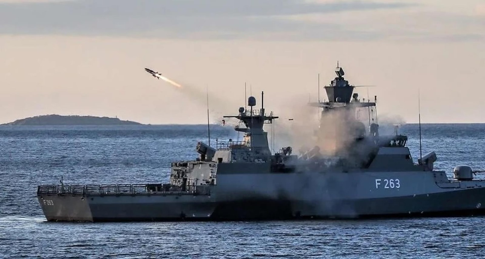 Niemiecka korweta trafiła cel lądowy pociskiem RBS 15 Mk 3. Te kiedyś uzbroją polskie Mieczniki