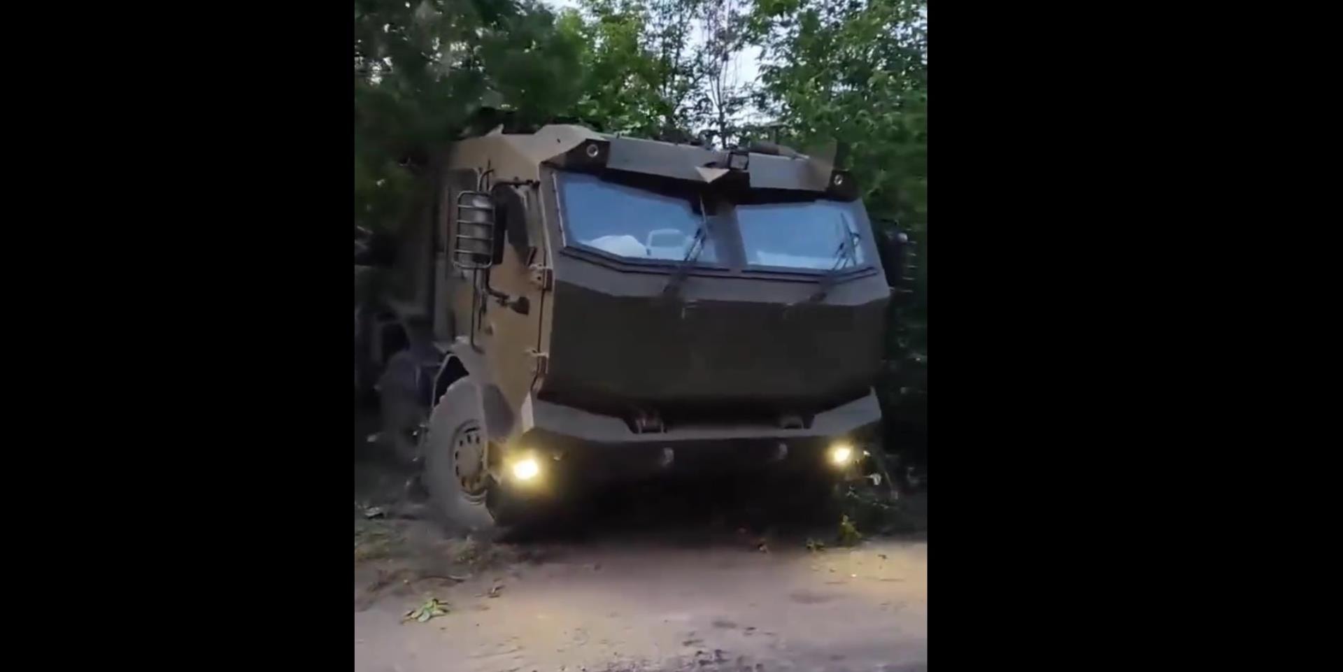 Zmodernizowana wyrzutnia BM-27 Uragan 'Buriewij', wyrzutnia BM-27 Uragan