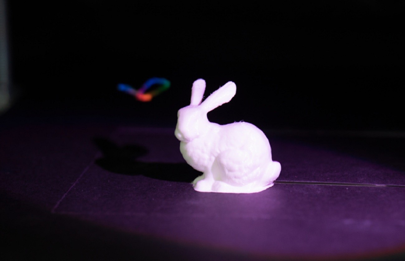 Spójrzcie na ten lewitujący, trójwymiarowy hologram królika. Wyjaśniamy, jak powstał
