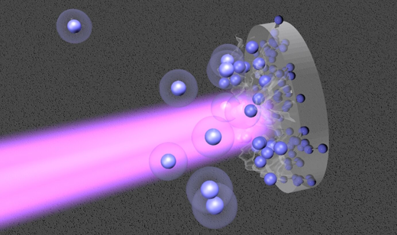 Napędzane laserem fale uderzeniowe sięgające kilku milionów atmosfer rozbijają silne wiązanie potrójne cząsteczek azotu /Fot. LLNL
