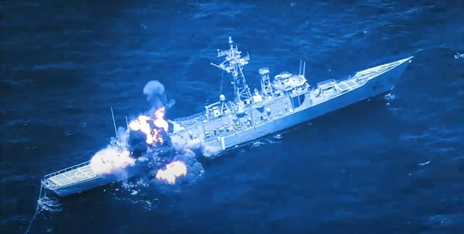 Amerykański okręt wojenny zniszczony, nagranie z momentu kontrolowanego ostrzału