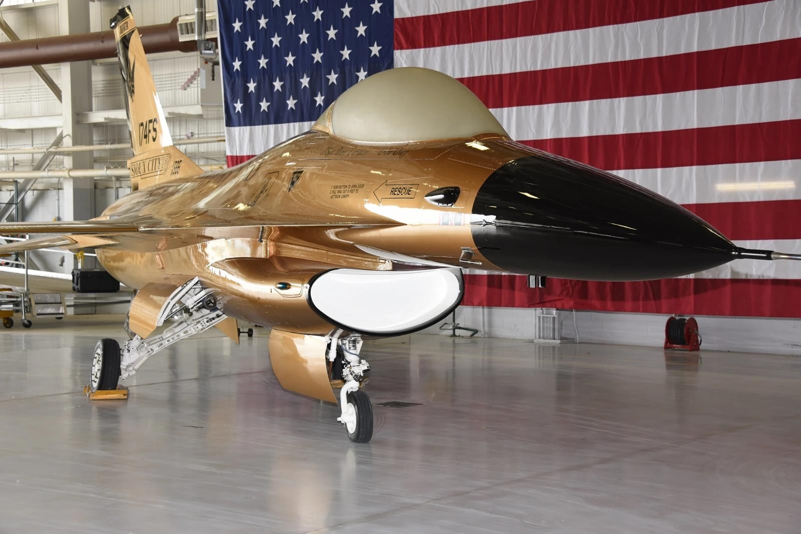 złoty myśliwiec F-16, myśliwiec F-16, złoty F-16