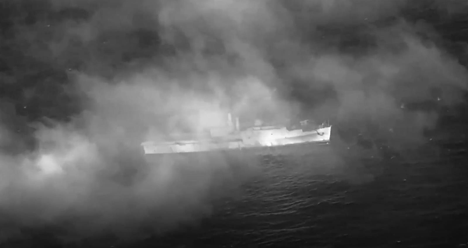 okręt został rozszarpany na kawałki,