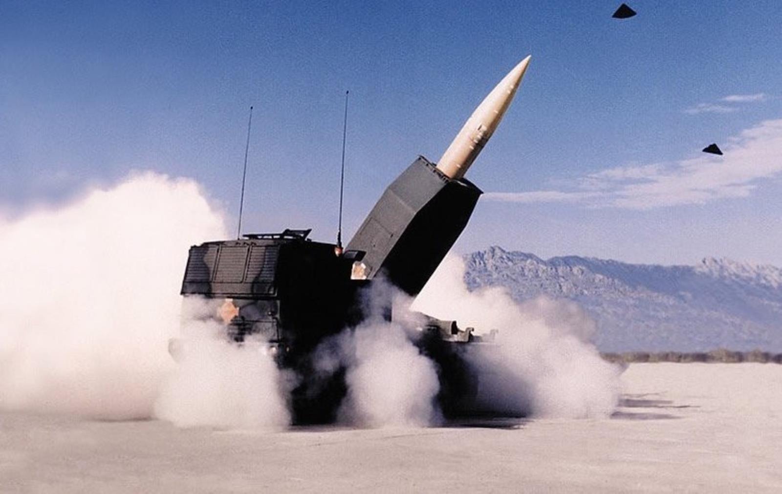 HIMARS wystrzeliwujący pocisk ATACMS