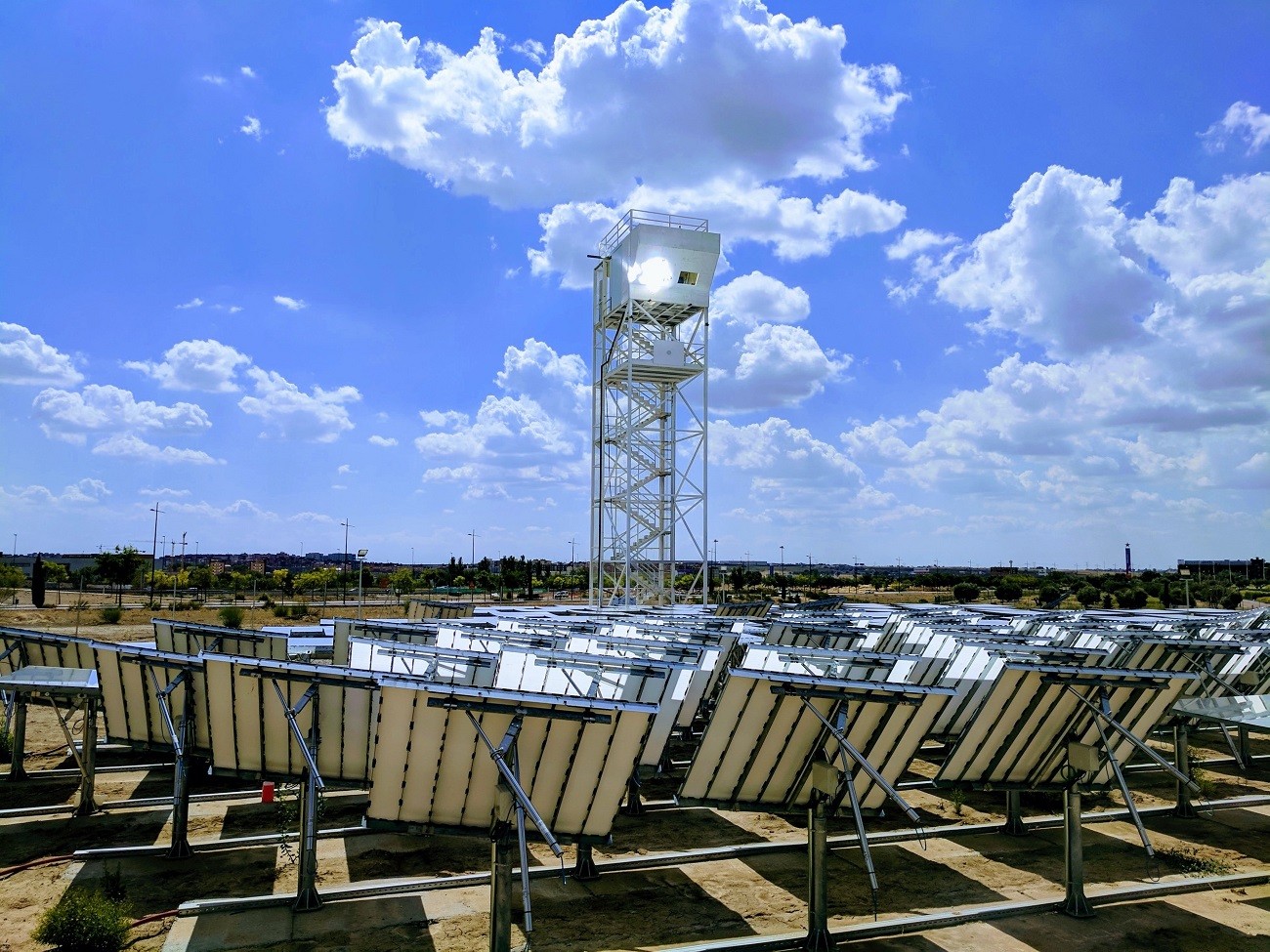 Wieża słoneczna typu “3 w 1” imponuje. W ten sposób produkuje paliwo lotnicze