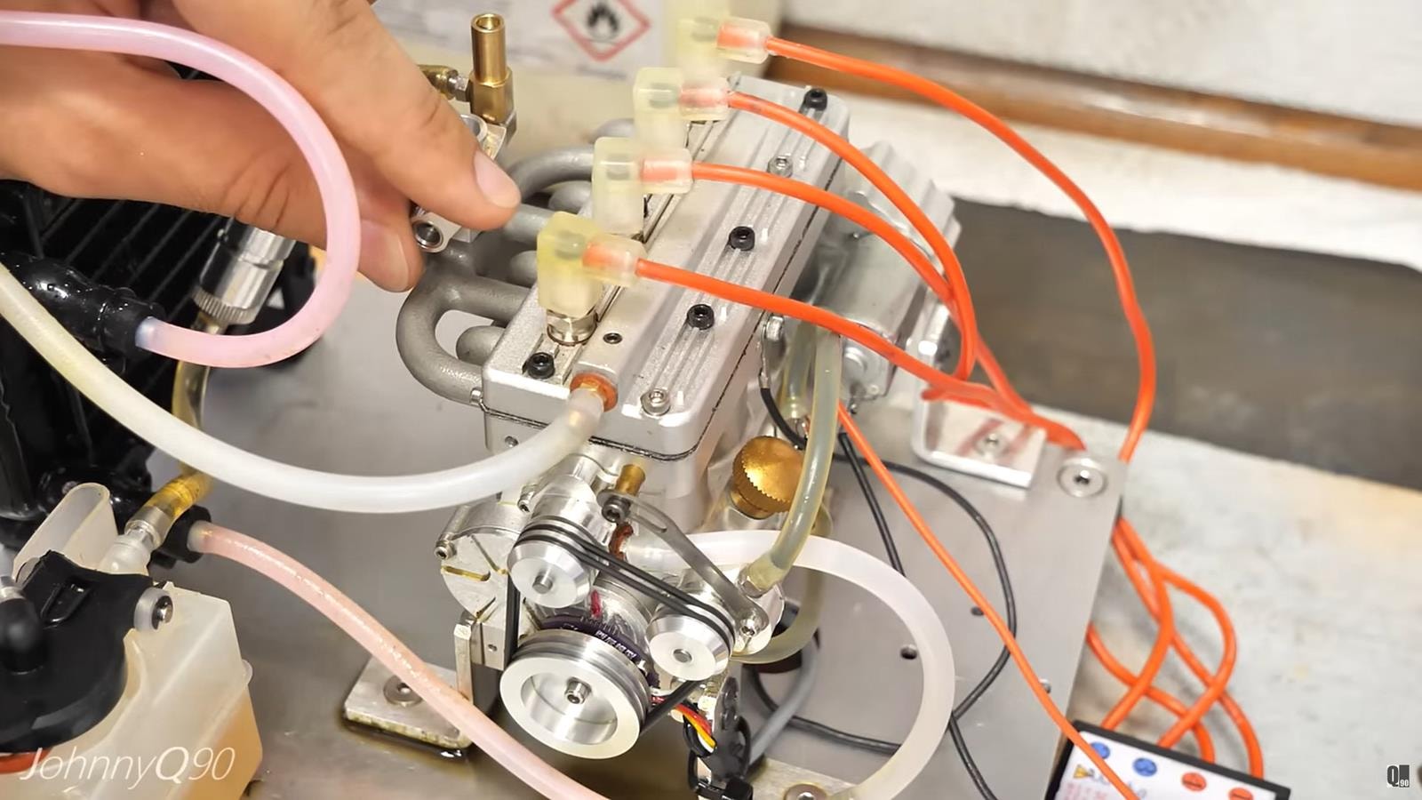 Jak złożyć własny silnik, miniaturowy 4-cylindrowy silnik o wadze półtorej kilograma