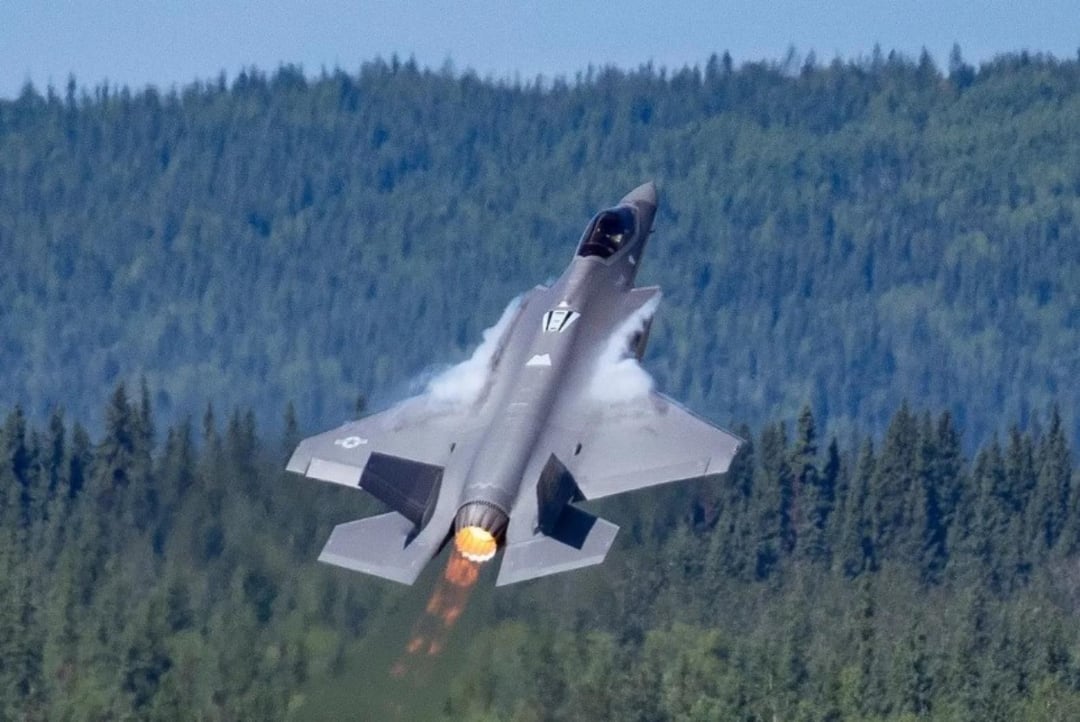 Nowy myśliwiec miał ośmieszyć amerykańskie F-35, ale obecnie ośmiesza Chiny