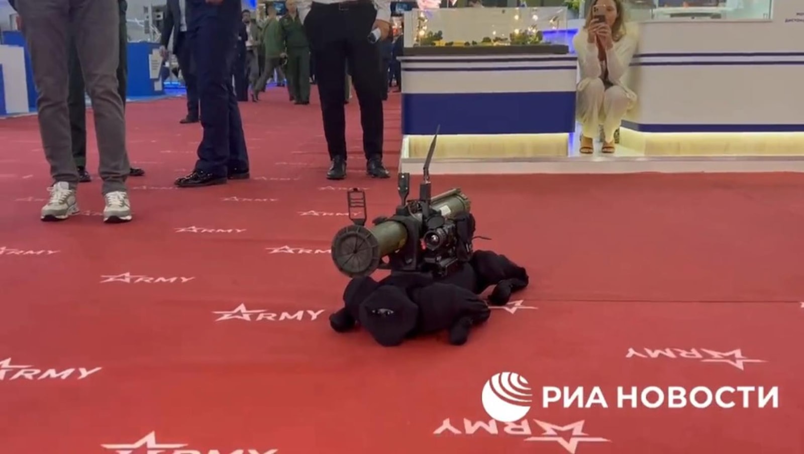 Świat znów wyśmiewa Rosję, ultranowoczesnego robopsa z wyrzutnią