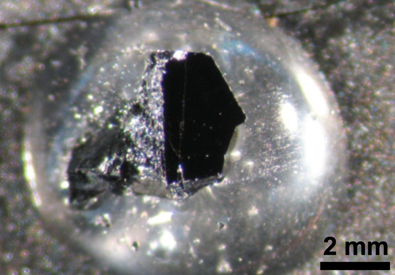 Kryształ tlenku wanadu (IV) / źródło: Wikimedia Commons, CC-BY-4.0
