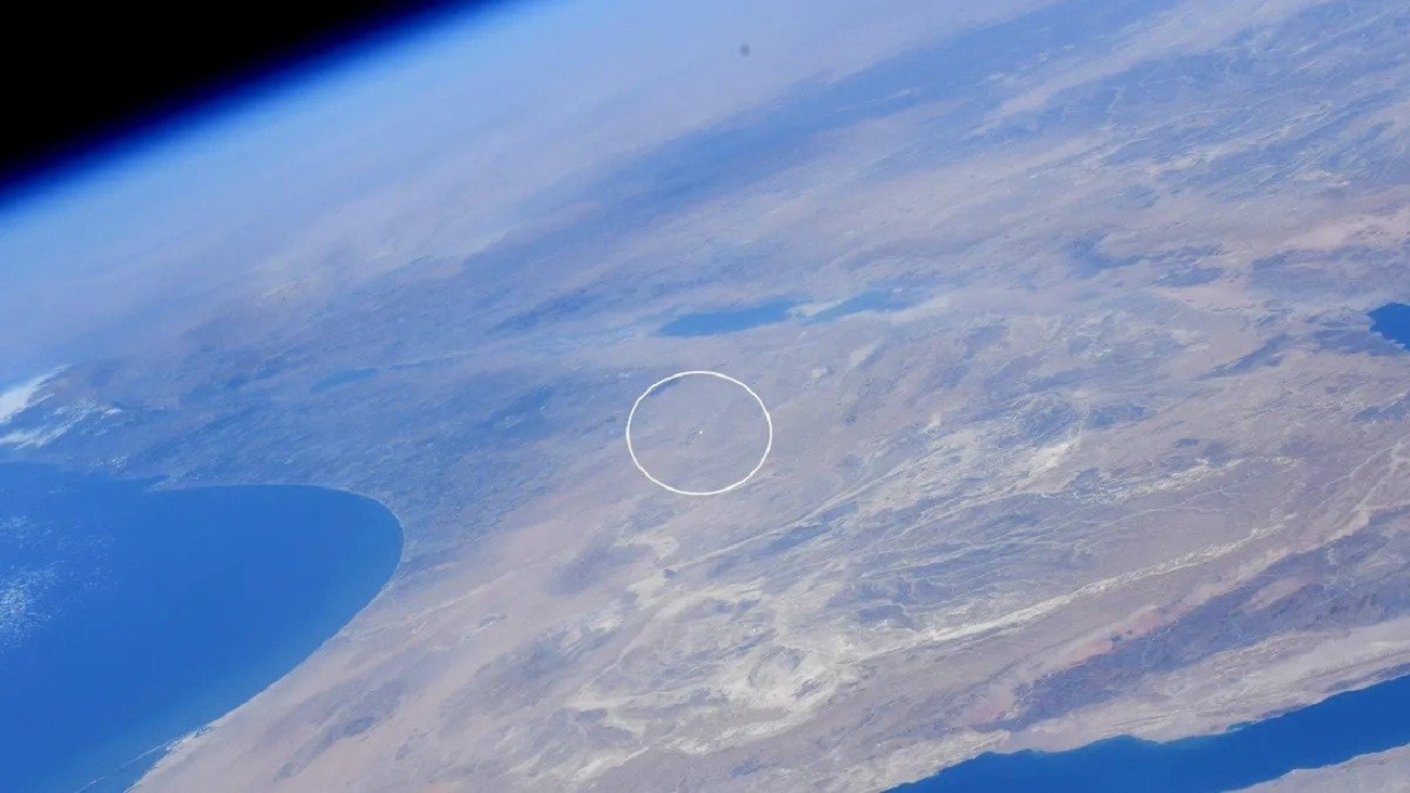 Tajemnicza kropka na pustyni. Co zobaczyła astronautka z ISS?