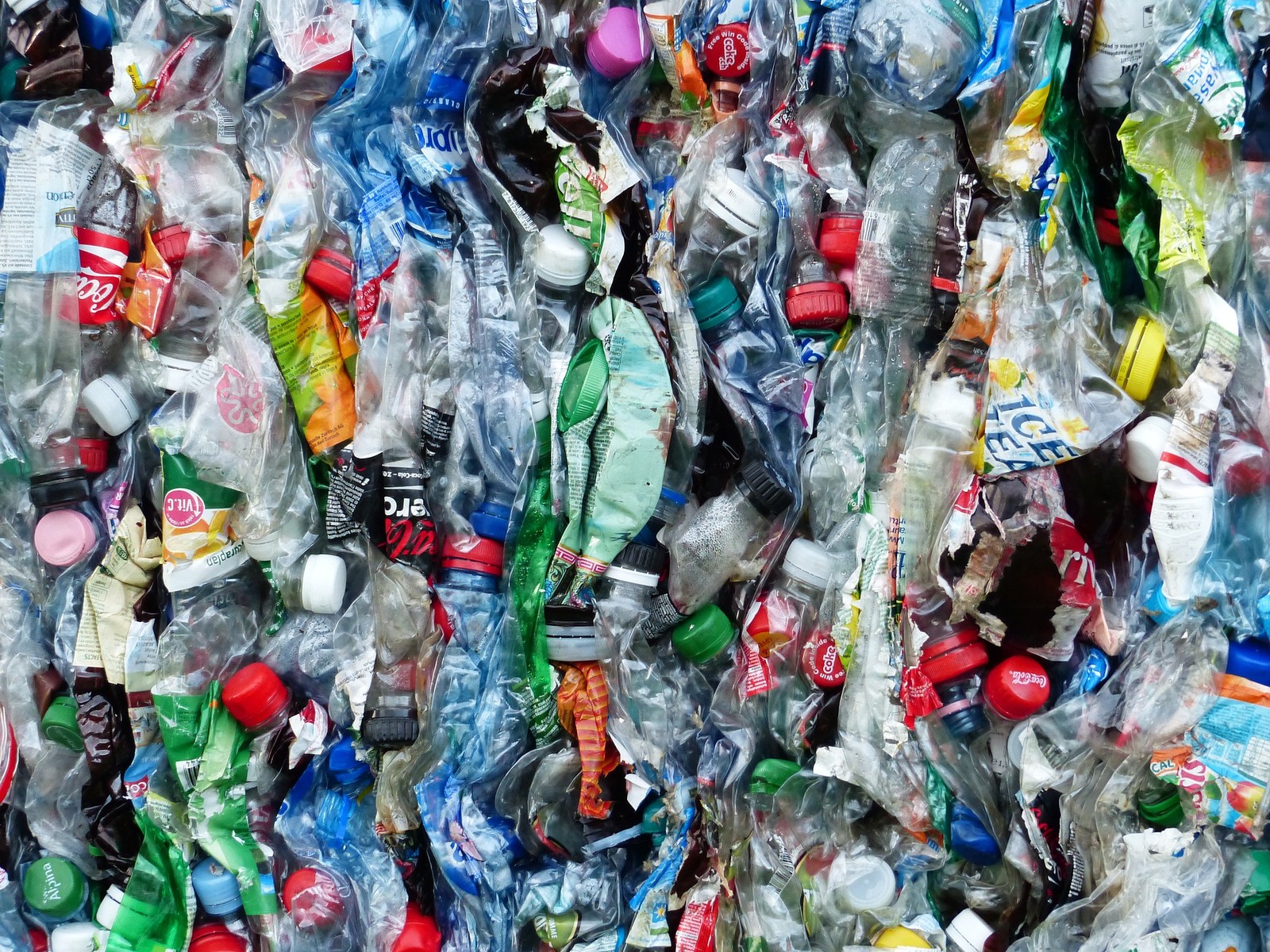 Czy w końcu poradzimy sobie z zasypującymi nas śmieciami z tworzyw sztucznych?
