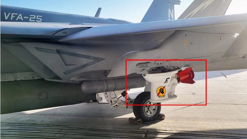 Sedes zwisający ze skrzydła amerykańskiego myśliwca F/A-18 to żaden fotomontaż