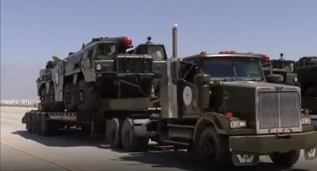 Skradzione systemy wojskowe na paradzie w Afganistanie. Talibowie przypomnieli o rocznicy wycofania się USA z kraju