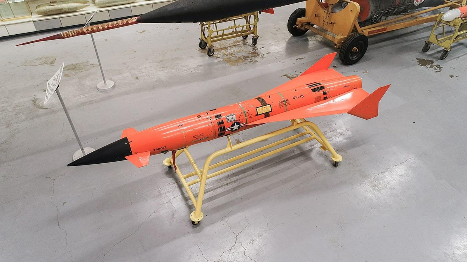 myśliwiec F-16 z dronem AQM-37D