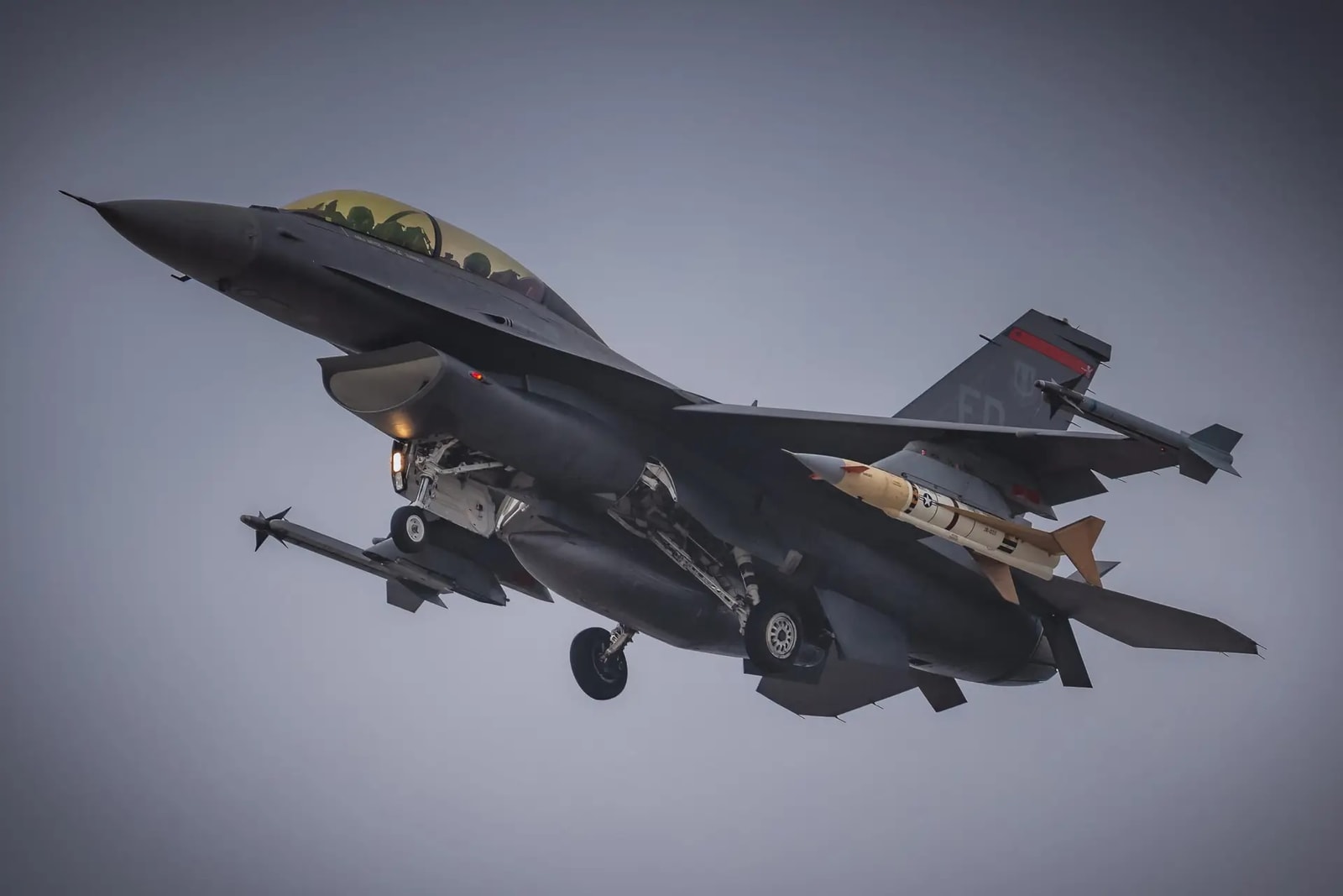 Myśliwiec F-16 z dronem AQM-37D