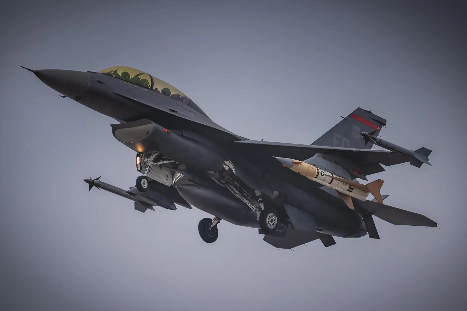 Myśliwiec F-16 z dronem AQM-37D