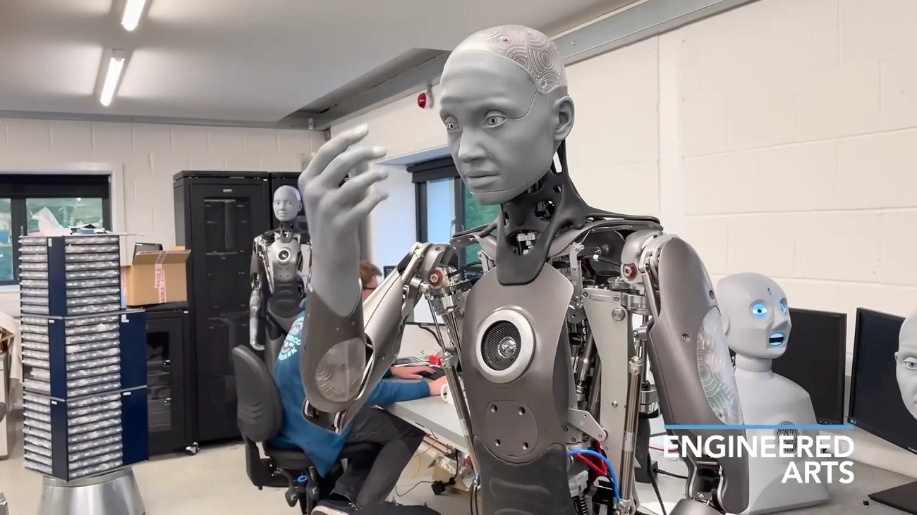 Robot uspokaja: nie ma powodów do obaw, a maszyny nigdy nie przejmą władzy nad światem