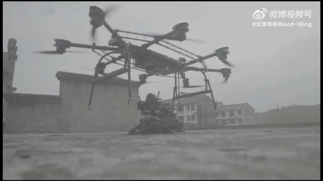 Scena rodem z filmu, czyli chińskie zrzuty zrobotyzowanych psów bojowych