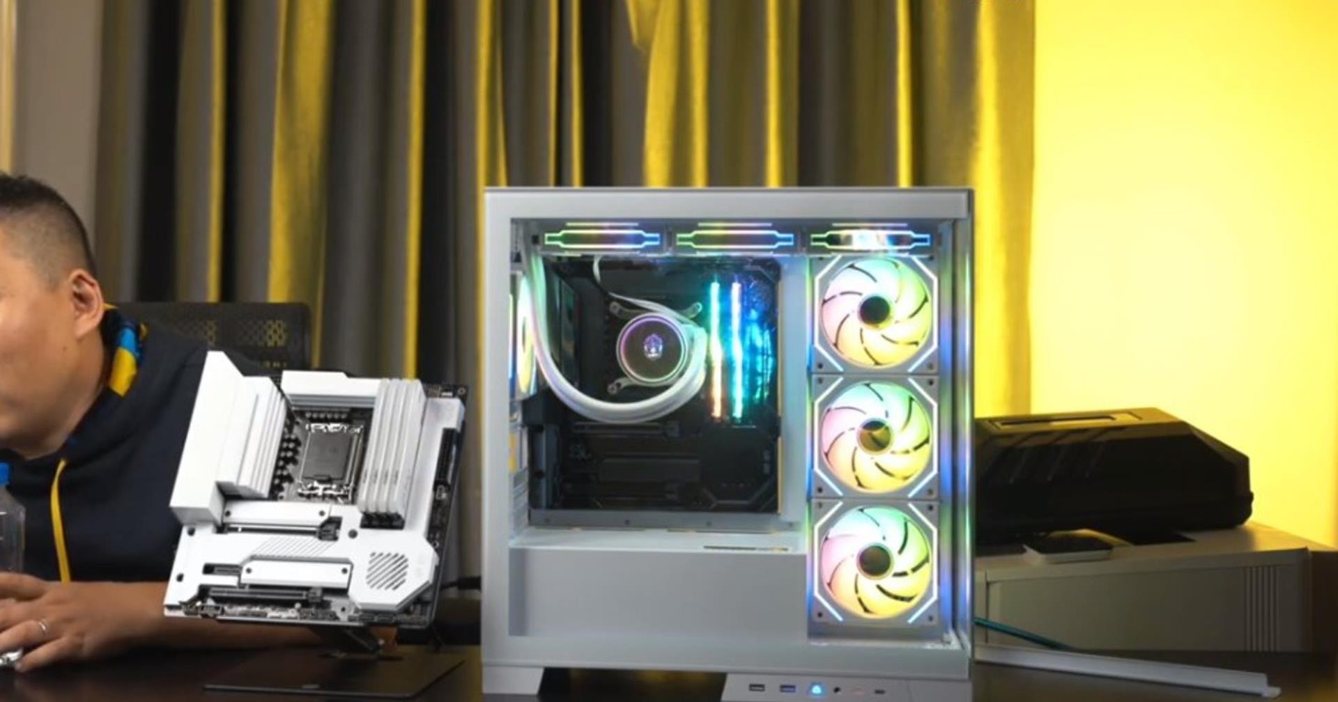 Złącza zasilania na tle płyty głównej, DIY-APE Revolution firmy ASUS