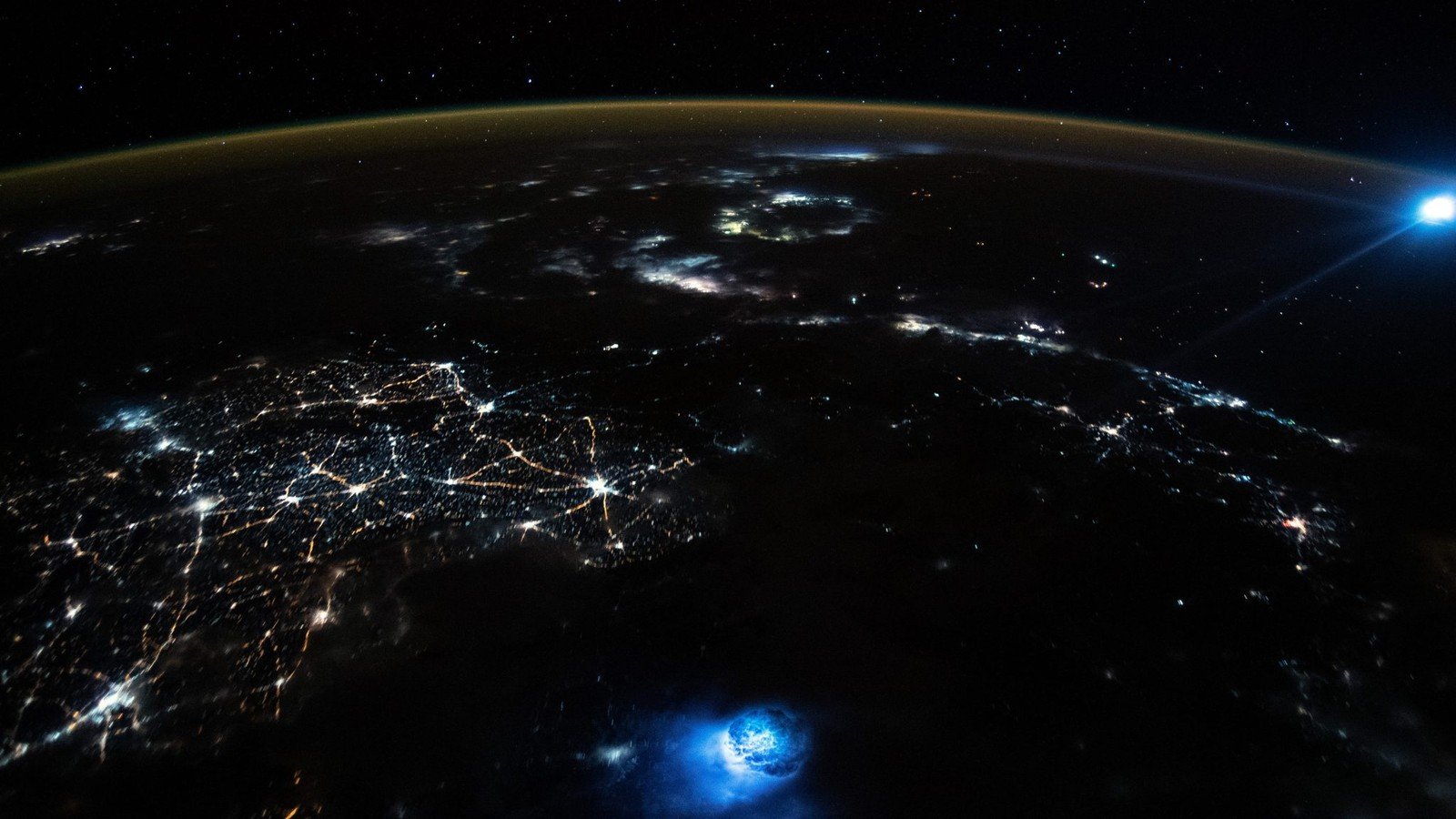 Niebieskie plamy nad Ziemią. Co zaobserwowano z Międzynarodowej Stacji Kosmicznej?