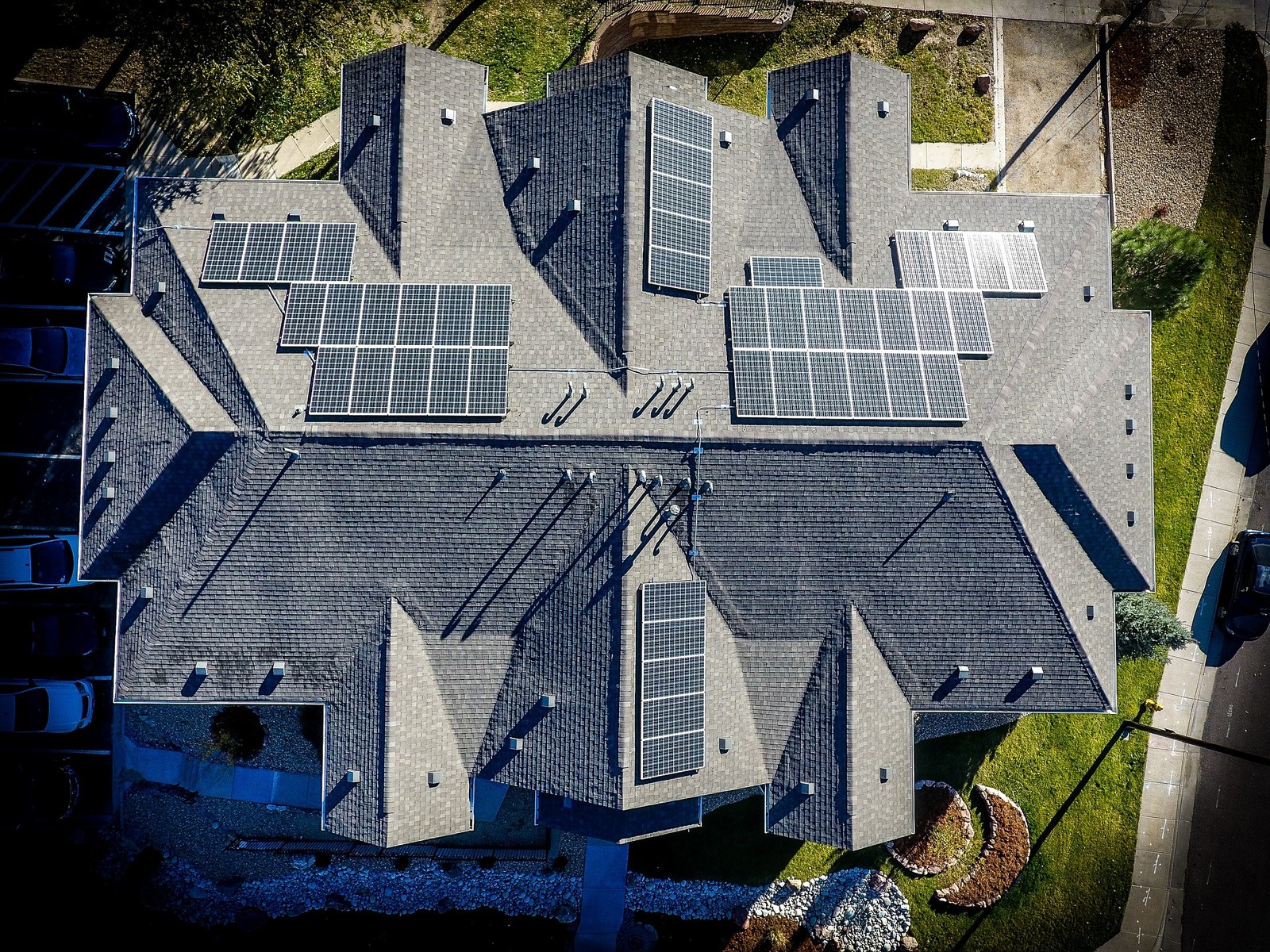 Recykling paneli słonecznych coraz bliżej. Rozwiązanie inżynierów z Gdańska trafia na fabryczne taśmy