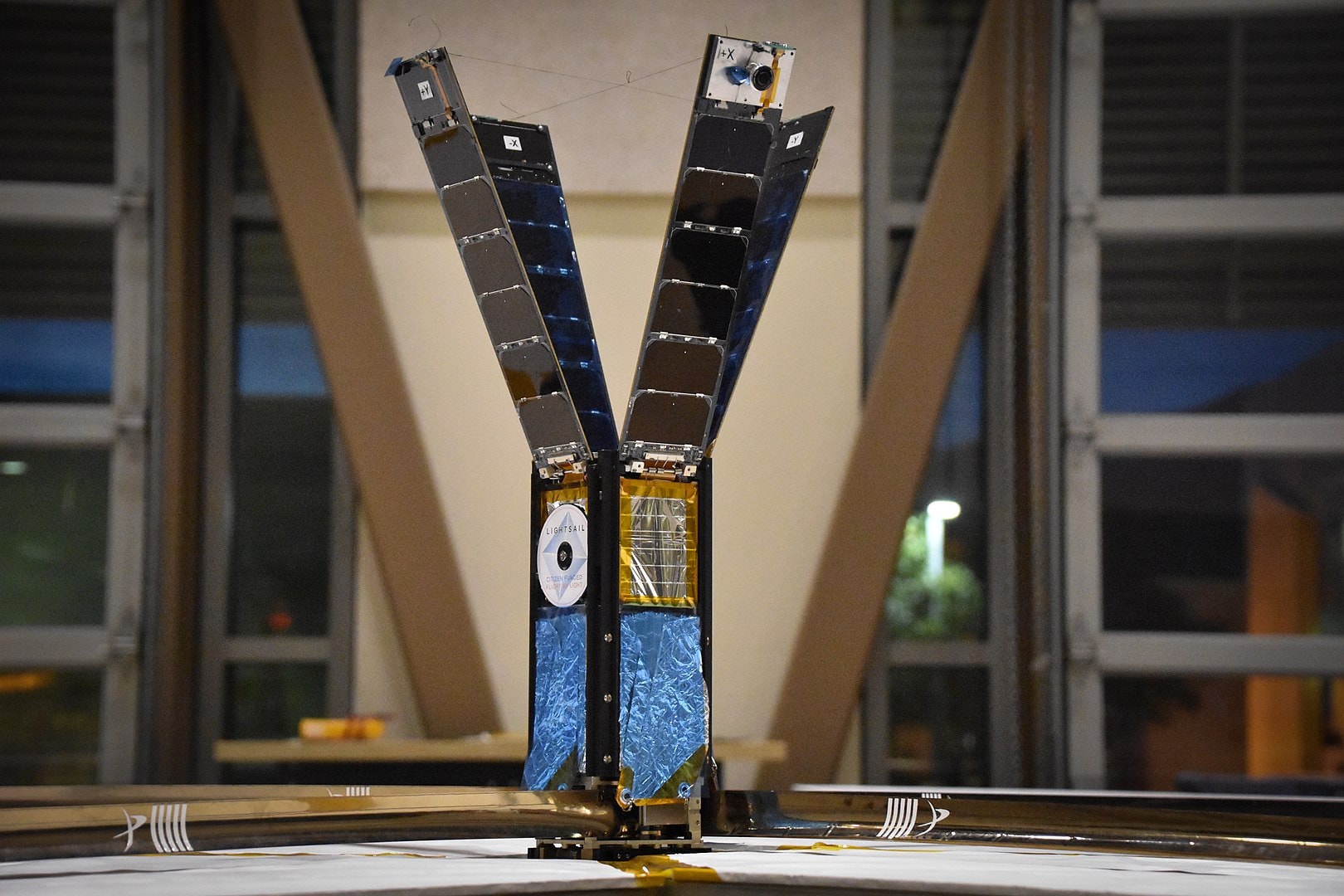 LightSail 2 zakończył swoją misję. Ale zanim spłonął, zdążył po raz ostatni uwiecznić Ziemię