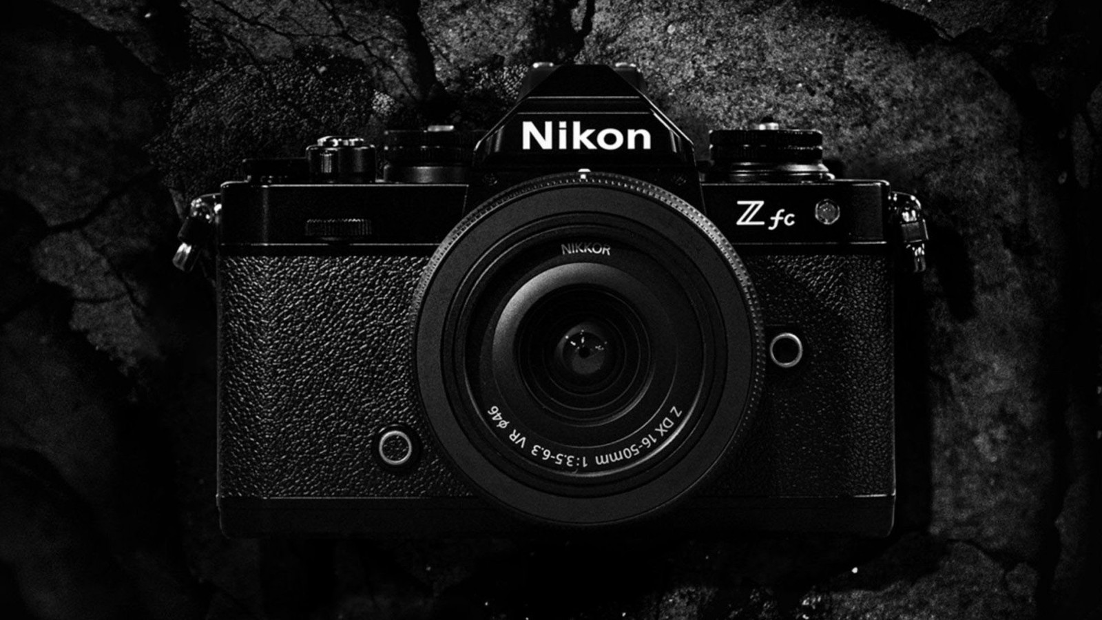 Nowoczesne wnętrze w klasycznej formie. Czarny Nikon Z fc celuje prosto w serca fanów analogowej fotografii.