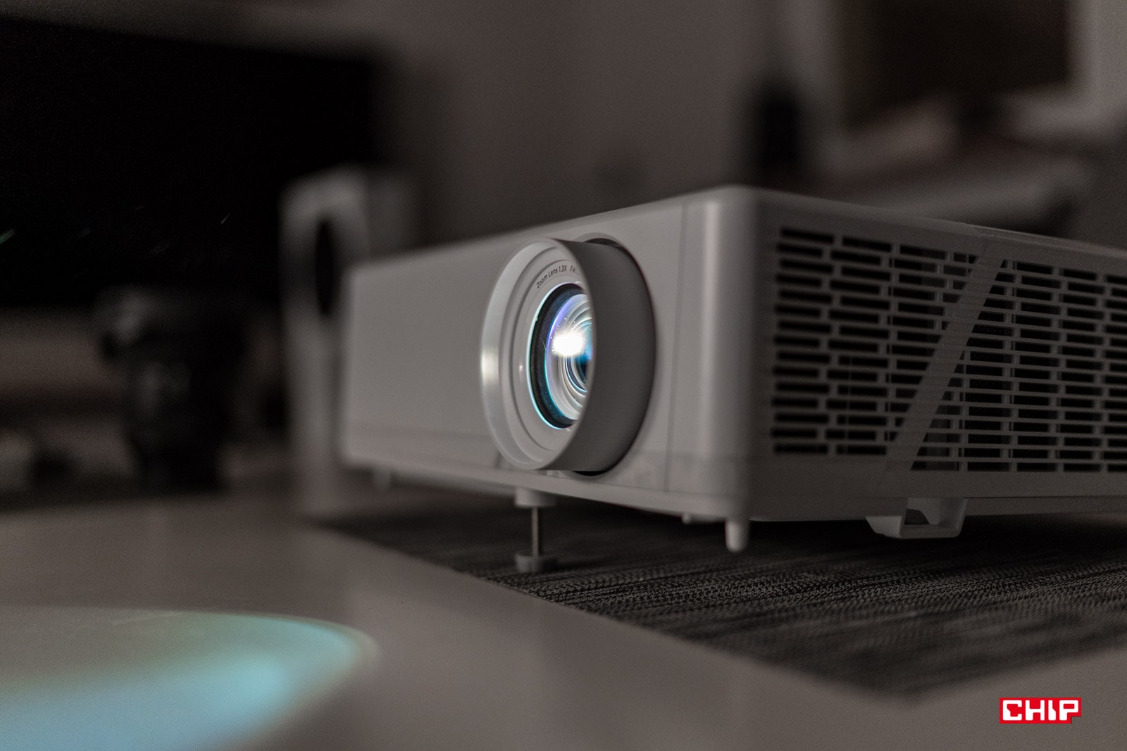 Test projektora Optoma UHZ50 – mundial i FIFA na 200 calach