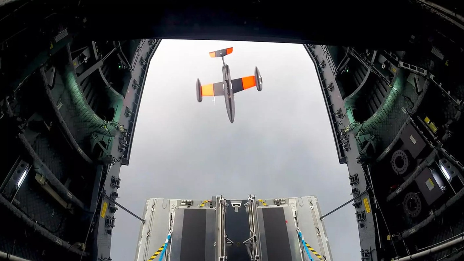 Akcja rodem z filmu. Airbus pokazał statek-matkę z wyjątkowym dronem Remote Carrier w akcji
