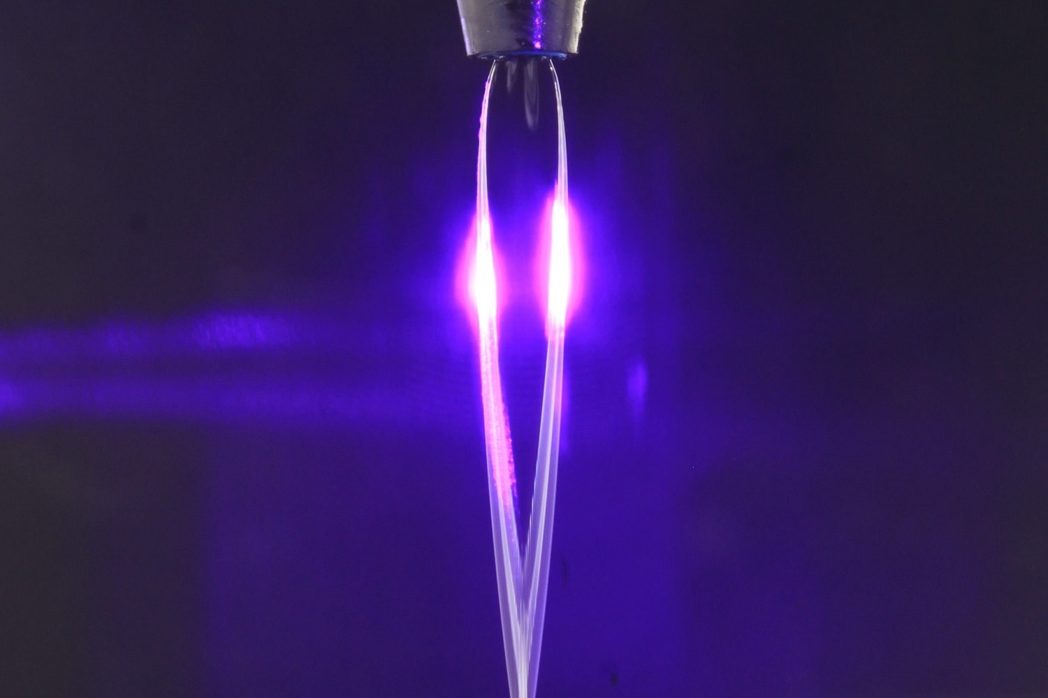 Laserowy przełącznik na bazie wody? Dzięki niemu ciecz zachowuje się niczym metal