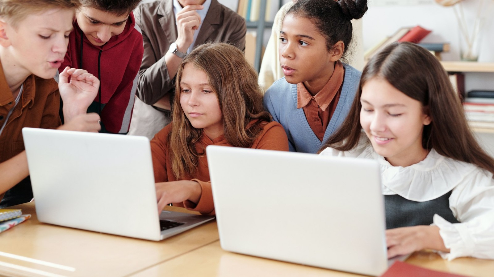 Darmowe laptopy dla uczniów. Wiemy, jakie sprzęty rząd chce rozdać IV-klasistom