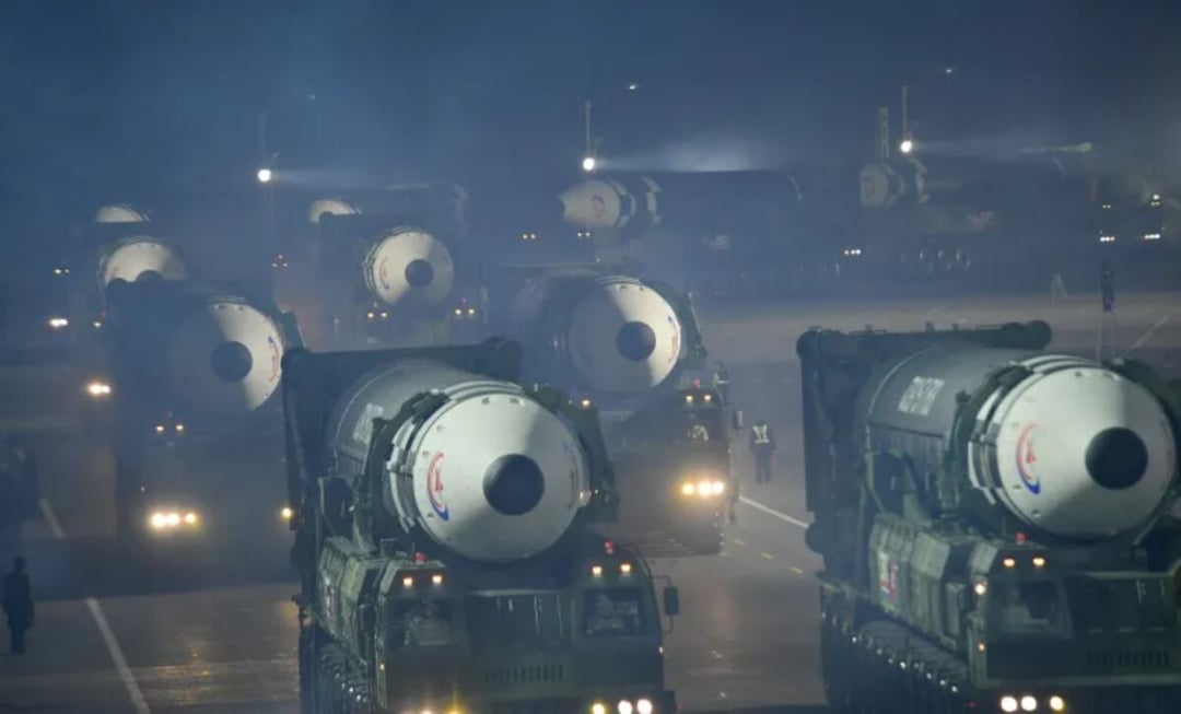 Korea Północna zorganizowała pokaz siły. Odgraża się światu nowymi pociskami balistycznymi