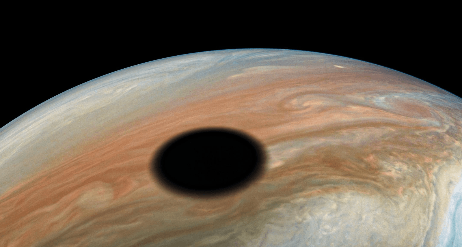 Jowisz ma już łącznie 92 księżyce &#8211; na zdjęciu cień Io rzucany na planetę /Fot. NASA
