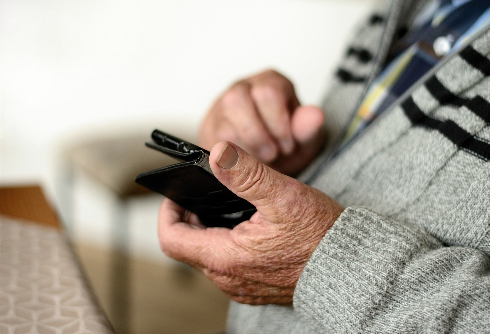 T-Mobile ułatwi osobom starszym kontakt z infolinią. Pomoże w tym nowe rozwiązanie „8 dla seniora”