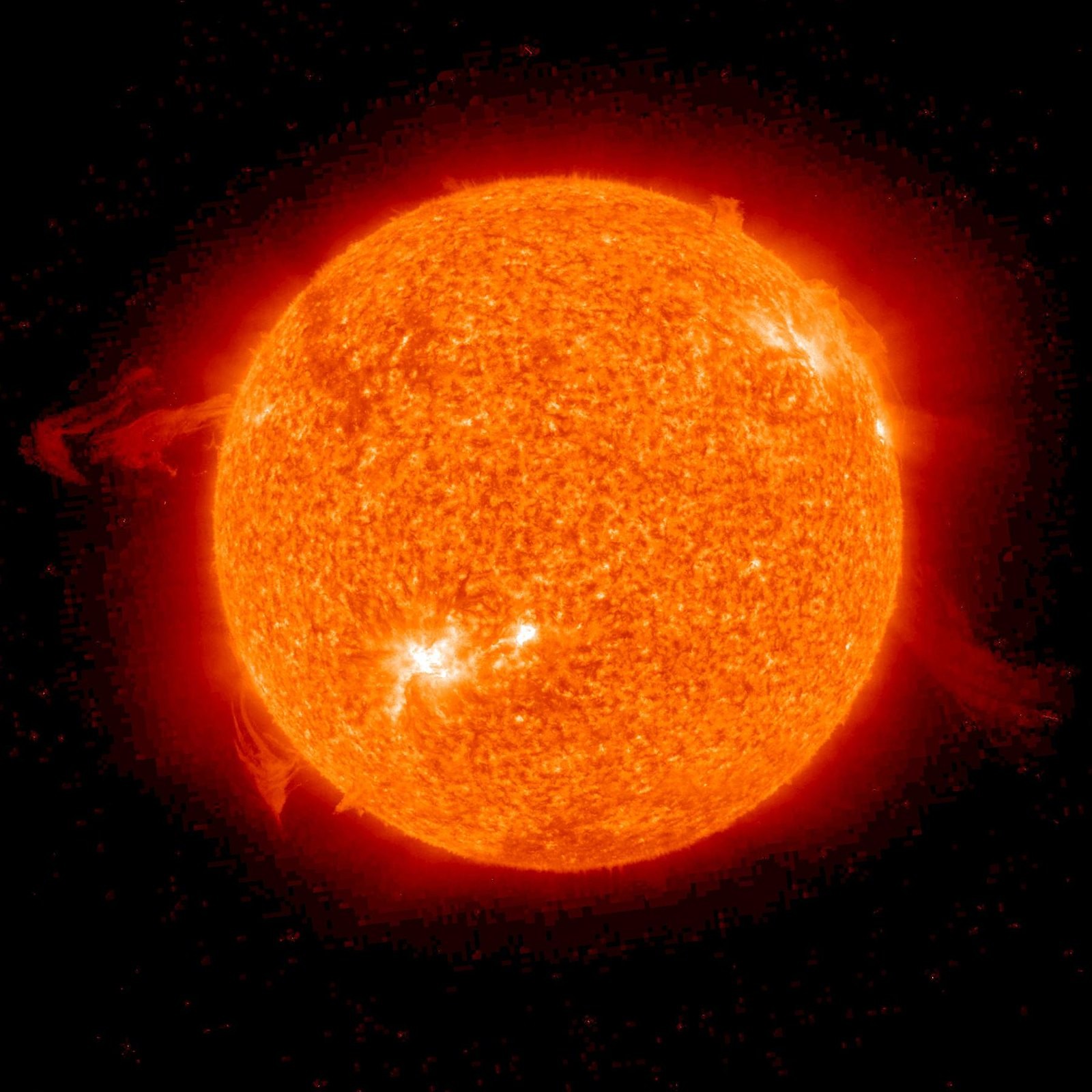 Zagadkowa struktura na powierzchni Słońca. Jest tak ogromna, że można dostrzec ją gołym okiem