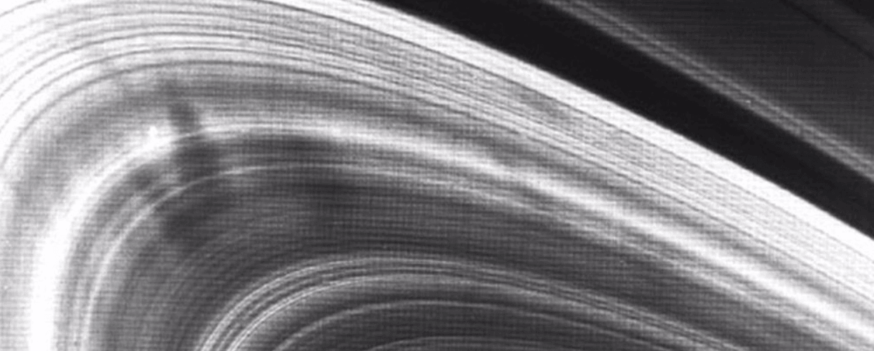 Smugi na pierścieniach Saturna są zwane &#8220;szprychami&#8221; i pojawiają się okresowo /Fot. NASA
