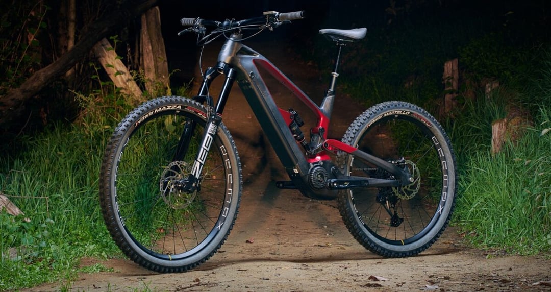 Elektryczny rower enduro z potężnym silnikiem nie musi ważyć tony i kosztować majątku. Zobacz sam