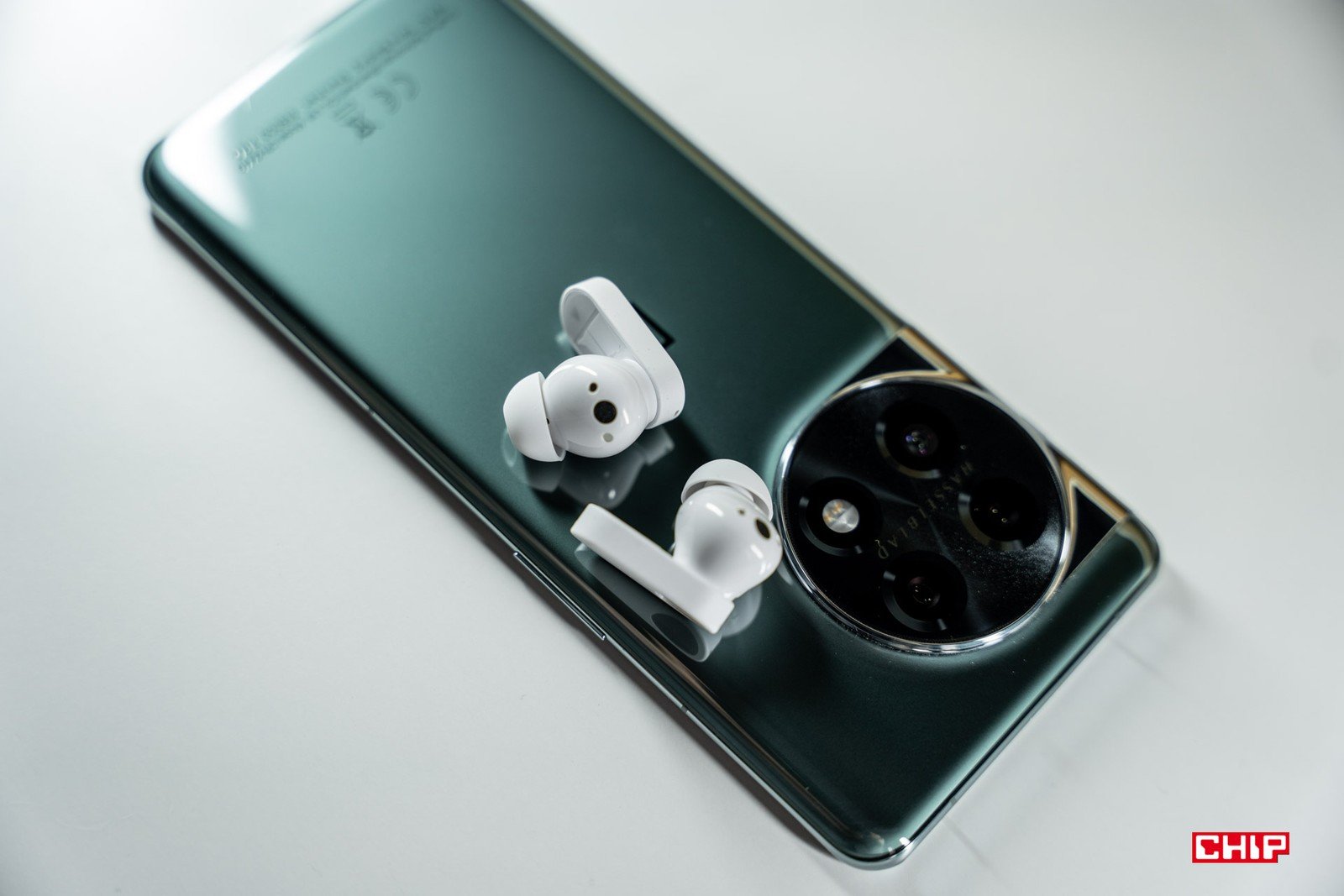 Test słuchawek OnePlus Nord Buds 2. Czy unikalny wygląd idzie w parze z możliwościami?
